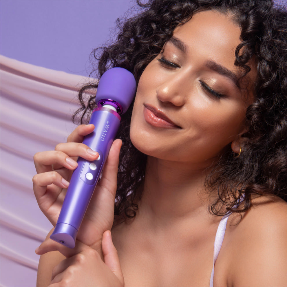 Le Wand Petite Rechargeable Massager - Violet